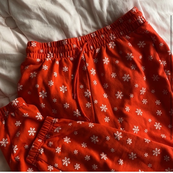 Forever 21 • On the Nice List Sweatsuit Pajama Set - Picture 3 of 3